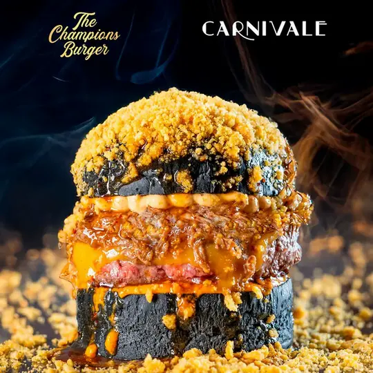Burger de Carnivale sobre pan brioche negro con crujiente de queso